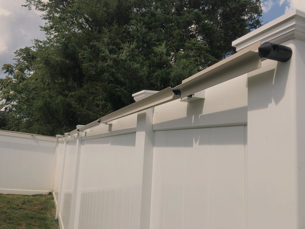cat proofing a vinyl fence - Oscillot Europe and UK